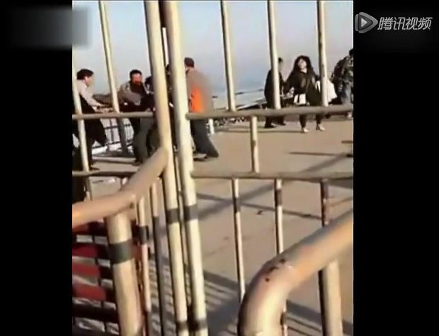 Bảo vệ quây đánh du khách (ảnh cắt từ clip) Bảo vệ quây đánh du khách (ảnh cắt từ clip)