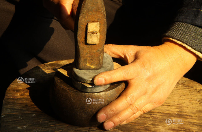 Dập nổi hoa văn