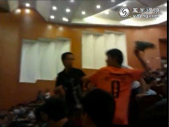 Sinh viên ném giày phản đối (ảnh cắt từ clip)