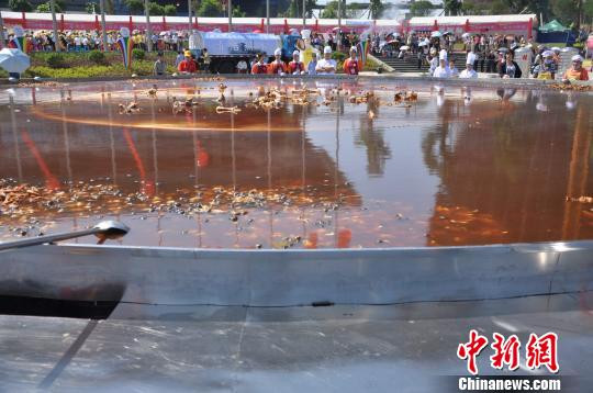 Nồi bún ốc khổng lồ Nồi bún ốc khổng lồ