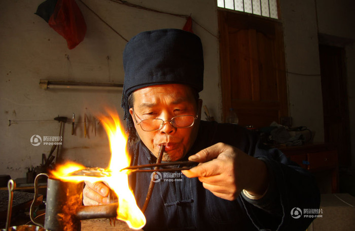 Thổi đèn khò bằng miệng