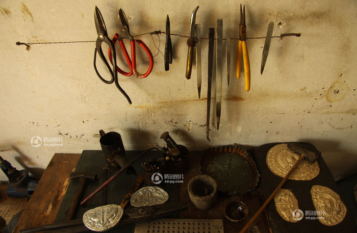 Những công cụ của nghề chạm bạc