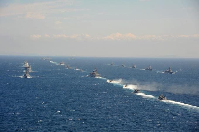 Dàn hàng phô trương sức mạnh