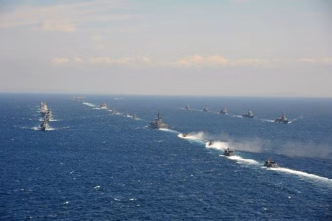 Dàn hàng phô trương sức mạnh