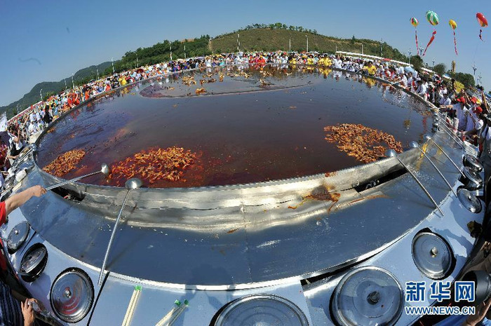 Nồi bún ốc khổng lồ đường kính 10 m sâu 3 m Nồi bún ốc khổng lồ đường kính 10 m sâu 3 m