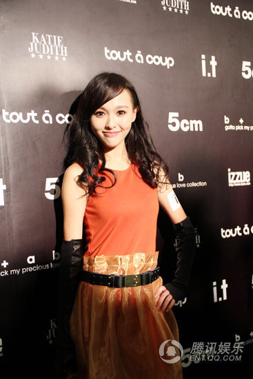 Nữ diễn viên trẻ đẹp khoe dáng và nụ cười tươi trước ống kính. Nữ diễn viên trẻ đẹp khoe dáng và nụ cười tươi trước ống kính.