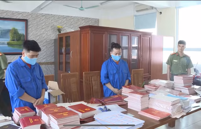 Các đối tượng trong đường dây làm giả bằng cấp bị bắt. Ảnh: VTV