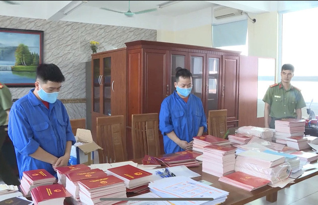 Các đối tượng trong đường dây làm giả bằng cấp bị bắt. Ảnh: VTV