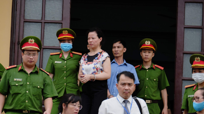 Diệp Thị Hông Liên (mặc áo hoa) đã chọn cách gù lưng để không "khuyết tật", cái giá phải trả là những năm tháng lao tù, để lại đứa con thơ mà 2 vợ chồng Liên mong chờ 19 năm mới có. Ảnh: LC Diệp Thị Hông Liên (mặc áo hoa) đã chọn cách gù lưng để không "khuyết tật", cái giá phải trả là những năm tháng lao tù, để lại đứa con thơ mà 2 vợ chồng Liên mong chờ 19 năm mới có. Ảnh: LC