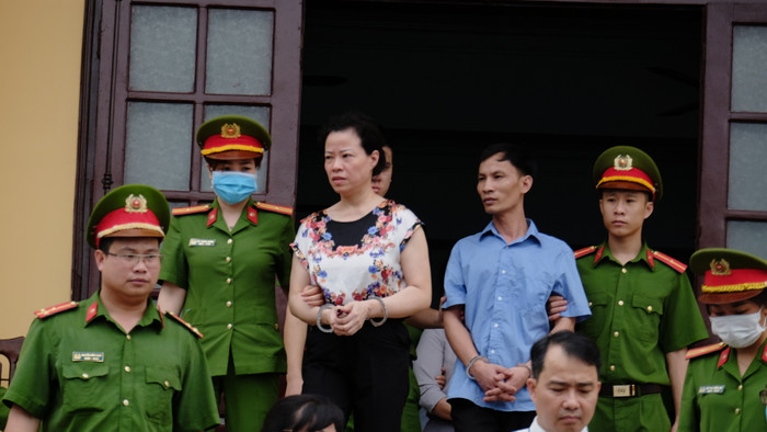 Bị cáo Diệp Thị Hồng Liên ngơ ngác tìm người thân sau khi dẫn giải ra khỏi phòng xử. Bị cáo Diệp Thị Hồng Liên ngơ ngác tìm người thân sau khi dẫn giải ra khỏi phòng xử.