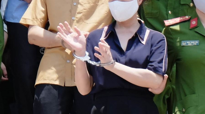 Chiếc còng số 8 và những ngày tháng trong trại giam của những người đi "xem điểm hộ" có là bài học cho những người muốn "nhờ xem điểm hộ"? Ảnh: LC Chiếc còng số 8 và những ngày tháng trong trại giam của những người đi "xem điểm hộ" có là bài học cho những người muốn "nhờ xem điểm hộ"? Ảnh: LC