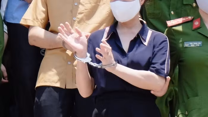 Chiếc còng số 8 và những ngày tháng trong trại giam của những người đi "xem điểm hộ" có là bài học cho những người muốn "nhờ xem điểm hộ"? Ảnh: LC