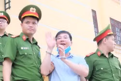 Vụ gian lận thi cử ở Hòa Bình, ai dũng cảm trước tòa? ảnh 2