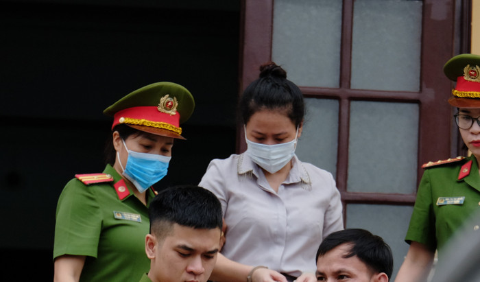 Cựu cô giáo trường Trung học phổ thông Ngô Quyền bị dẫn giải về phòng tạm giữ. Ảnh: LC Cựu cô giáo trường Trung học phổ thông Ngô Quyền bị dẫn giải về phòng tạm giữ. Ảnh: LC