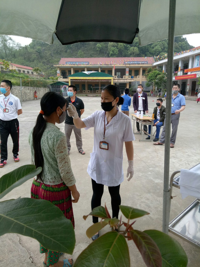 Hoạt động kiểm tra y tế được đảm bảo giãn cách.