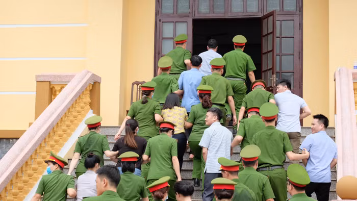 Các bị cáo bị cáo trong quá trình dẫn giải vào phiên xét xử phúc thẩm. Ảnh: LC