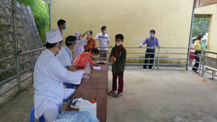 Các hoạt động kiểm tra y tế trị trường Tiểu học Lũng Thầu.