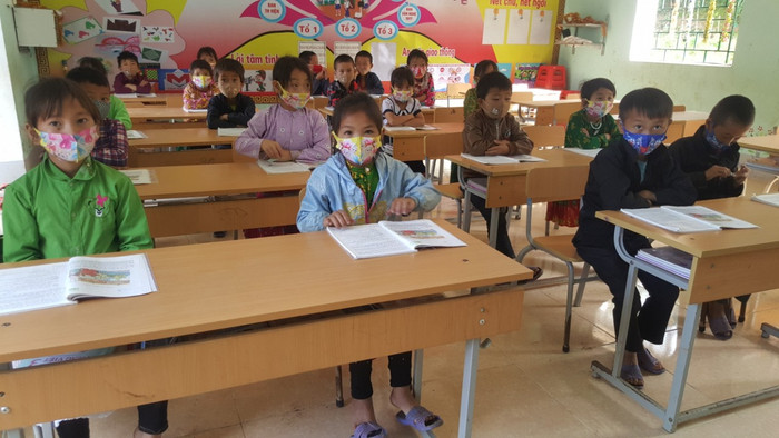 Kỳ nghỉ kéo dài nên các em học sinh vùng cao đi học trở lại với nhiều bỡ ngỡ.
