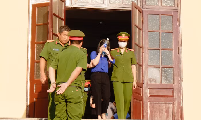 Cựu giáo viên Nguyễn Thị Thu Loan bị dẫn giải ra về nhà tạm giam. Ảnh: LC