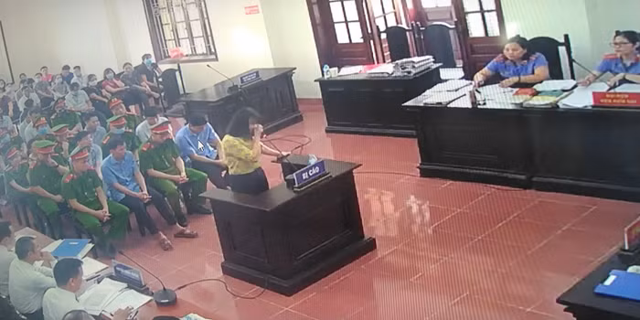 Cựu nhà giáo Nguyễn Thị Thu Loan, thuộc cấp của ông Bùi Trọng Đắc khóc nức nở tại tòa khi Hội đồng xét xử xét hỏi. Ảnh: LC