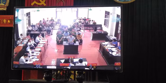 Bị cáo Hồ Chúc trình bày tại tòa trong chiều ngày 13/5. Ảnh: LC