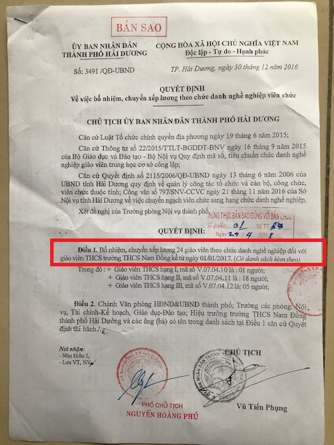 Trong Quyết định nêu rõ: "Bổ nhiệm, chuyển xếp lương 24 giáo viên theo chức danh nghề nghiệp", nhưng ông Dương Tất hưng cho rằng văn bản này có sơ suất. ảnh:LC Trong Quyết định nêu rõ: "Bổ nhiệm, chuyển xếp lương 24 giáo viên theo chức danh nghề nghiệp", nhưng ông Dương Tất hưng cho rằng văn bản này có sơ suất. ảnh:LC