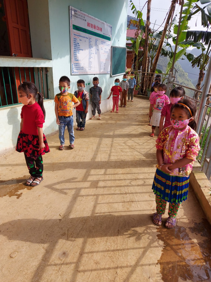 Đảm bảo cự ly, chờ đợi kiểm tra y tế trước khi vào lớp.