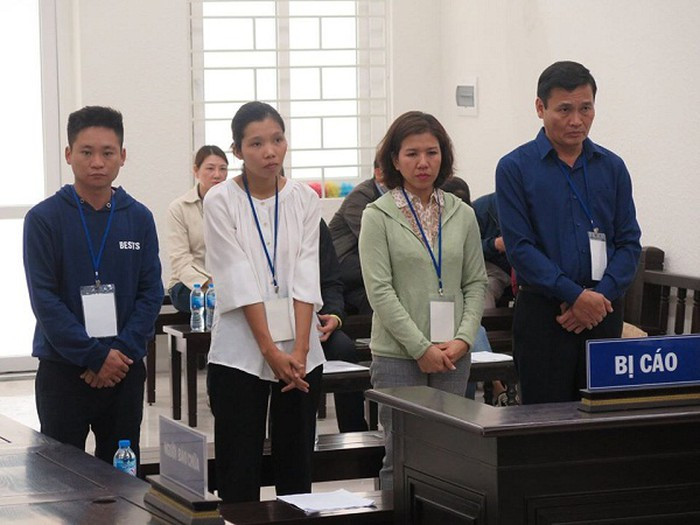 Vũ Tiến Hiệp (ngoài cùng, bên phải) và đồng phạm tại phiên tòa. Ảnh ANTĐ Vũ Tiến Hiệp (ngoài cùng, bên phải) và đồng phạm tại phiên tòa. Ảnh ANTĐ