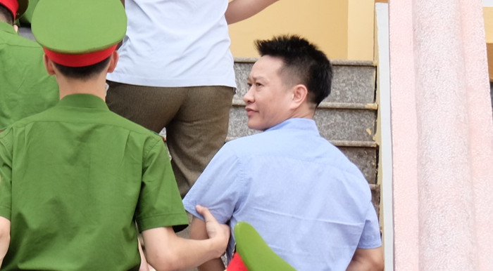 Bị cáo Nguyễn Khắc Tuấn được dẫn giải vào phiên xét xử. Ảnh: LC Bị cáo Nguyễn Khắc Tuấn được dẫn giải vào phiên xét xử. Ảnh: LC