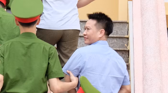 Bị cáo Nguyễn Khắc Tuấn được dẫn giải vào phiên xét xử. Ảnh: LC Bị cáo Nguyễn Khắc Tuấn được dẫn giải vào phiên xét xử. Ảnh: LC