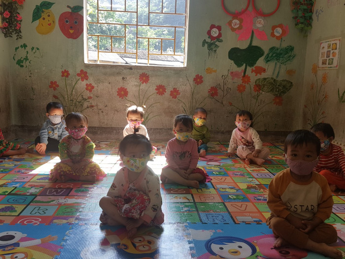 Ngồi học giãn cách trong lớp.