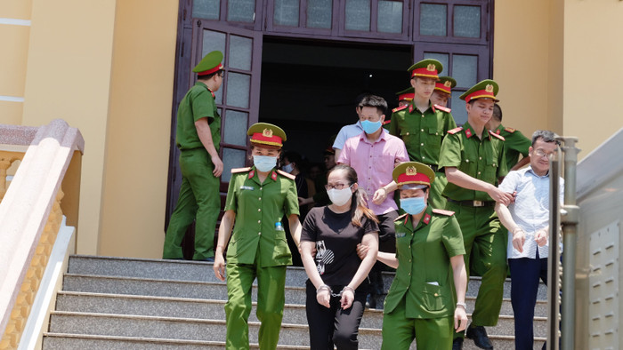 Bùi Thanh Trà (nguyên giáo viên Trường Trung học phổ thông Lương Sơn) được trả tự do ngay tại tòa. Bùi Thanh Trà (nguyên giáo viên Trường Trung học phổ thông Lương Sơn) được trả tự do ngay tại tòa.