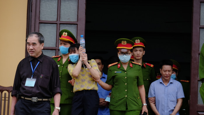 Nước mắt nấc nghẹn trước Tòa của cựu giáo viên sửa điểm thi tại Hòa Bình ảnh 1 Nước mắt nấc nghẹn trước Tòa của cựu giáo viên sửa điểm thi tại Hòa Bình ảnh 1