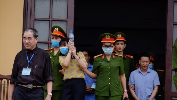 Nước mắt nấc nghẹn trước Tòa của cựu giáo viên sửa điểm thi tại Hòa Bình ảnh 1