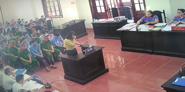 Cựu nhà giáo Nguyễn Thị Thu Loan, thuộc cấp của ông Bùi Trọng Đắc khóc nức nở tại tòa khi Hội đồng xét xử xét hỏi. Ảnh: LC Cựu nhà giáo Nguyễn Thị Thu Loan, thuộc cấp của ông Bùi Trọng Đắc khóc nức nở tại tòa khi Hội đồng xét xử xét hỏi. Ảnh: LC