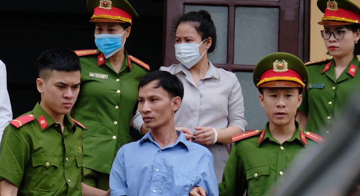 Có lẽ họ không nghĩ một ngày phải tìm ánh mắt người thân trong tình cảnh như vậy. Có lẽ họ không nghĩ một ngày phải tìm ánh mắt người thân trong tình cảnh như vậy.