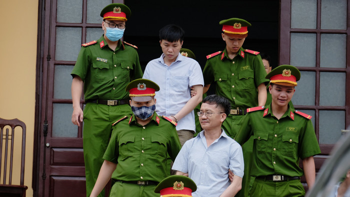 Chẳng ai nghĩ sẽ gặp người thân của mình trong tình cảnh như vậy. Chẳng ai nghĩ sẽ gặp người thân của mình trong tình cảnh như vậy.