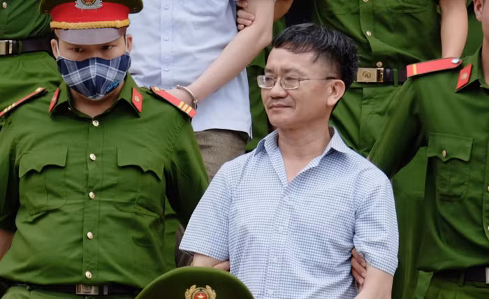 Bị cáo Nguyễn Quang Vinh (nguyên Trưởng phòng Khảo thí Sở Giáo dục Đào tạo tỉnh Hòa Bình) bị tuyên phạt 8 năm tù.