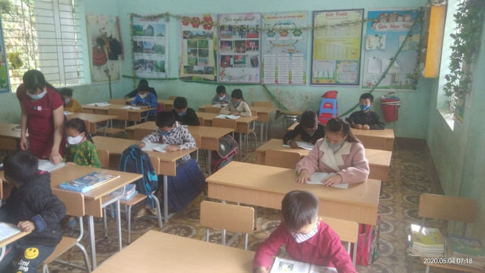 Giờ học giãn cách, các em đều đeo khẩu trang y tế.