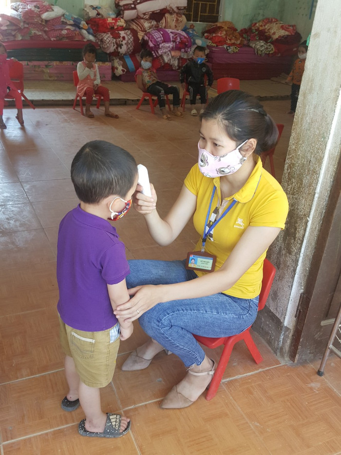 Đo nhiệt độ ở trường Mần non Lũng Táo.