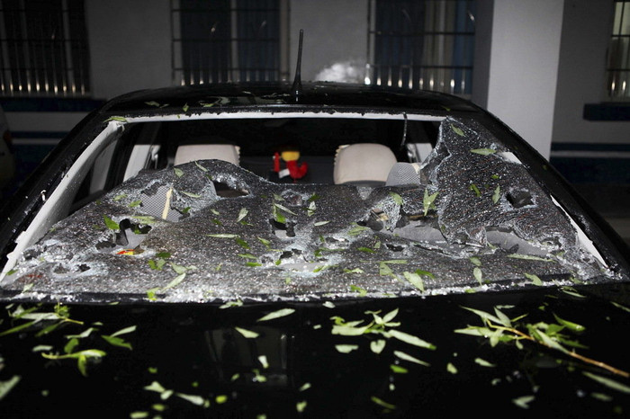 Một chiếc xe hơi kính vỡ tan tành Một chiếc xe hơi kính vỡ tan tành