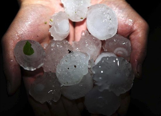 Những cục nước đá này có sức công phá ghê gớm khi chúng rơi xuống từ bầu trời cùng với tố lốc Những cục nước đá này có sức công phá ghê gớm khi chúng rơi xuống từ bầu trời cùng với tố lốc