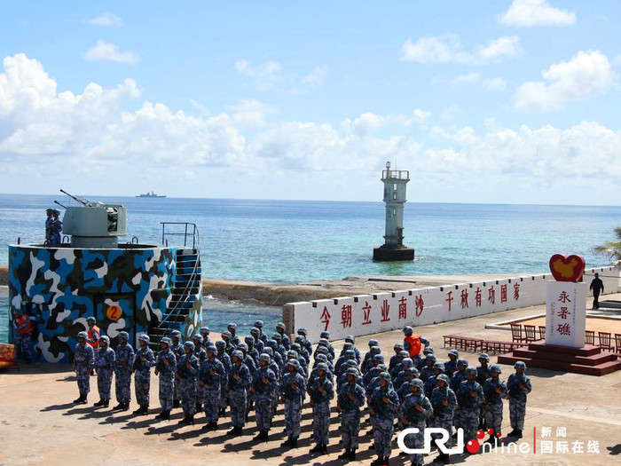 Lính Trung Quốc đồn trú trên công sự nhà nổi kiên cố xây dựng trái phép tại Đá Chữ Thập, Trường Sa xếp hàng đón Tưởng Vĩ Liệt, Tư lệnh hạm đội Nam Hải. Trung Quốc dùng vũ lực đánh chiếm Đá Chữ Thập, Trường Sa của Việt Nam năm 1988 và cắm bia "chủ quyền" phi pháp tại đây. Mọi tuyên bố chủ quyền của Trung Quốc với quần đảo Trường Sa trong hình ảnh này đều là phi pháp, vô hiệu.