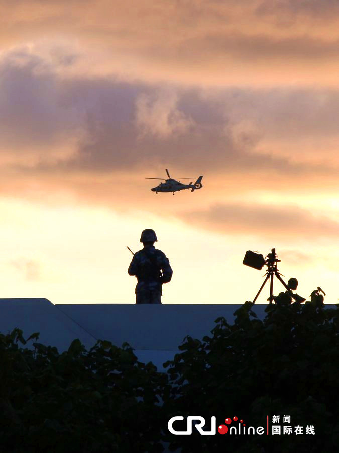 Trực thăng hạm đội Nam Hải "tuần tiễu" trên bầu trời Đá Chữ Thập, Trường Sa, Khánh Hòa, Việt Nam ngày 24/3. Lính Trung Quốc đồn trú trái phép trên Đá Chữ Thập.