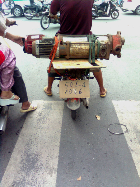 Biển số xe bằng bìa các tông. Biển số xe bằng bìa các tông.