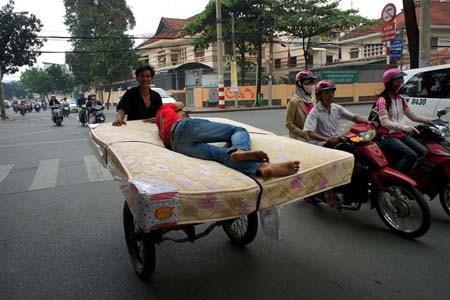 Tranh thủ ngả lưng. Tranh thủ ngả lưng.