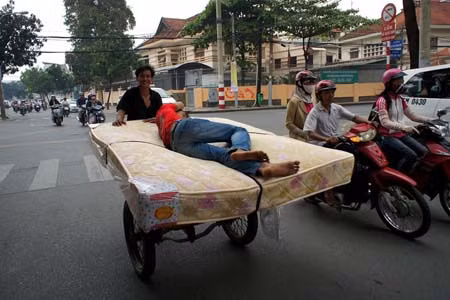 Tranh thủ ngả lưng.