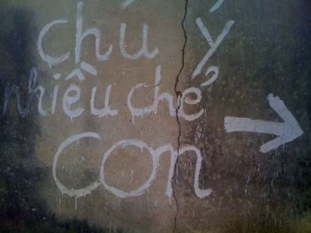 Dòng chữ cảnh báo viết sai chính tả.