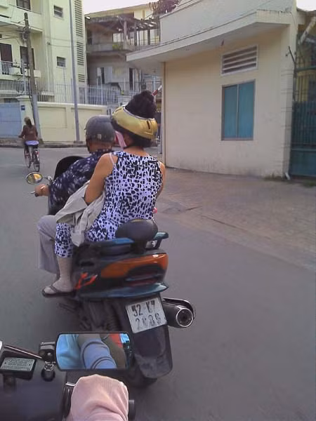 Kiểu mũ bảo hiểm lạ đời.