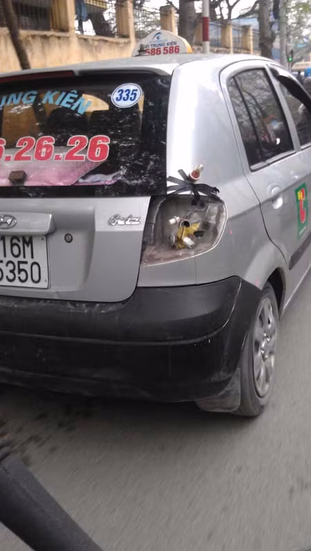 Dùng tạm đèn thay thế khi xe chưa được mang đi sửa.